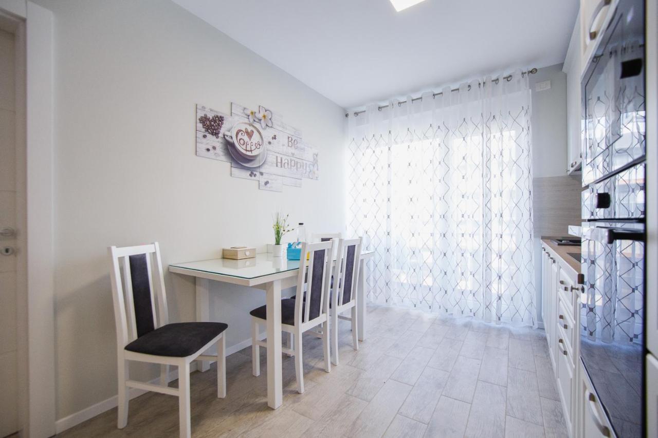 Retreat To A Stylish Home At West Residence Oradea Exterior foto