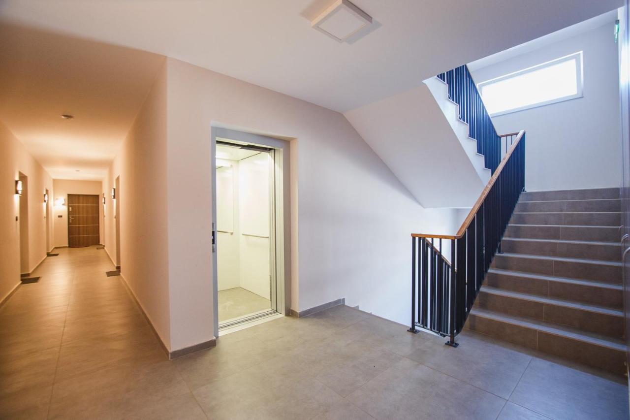 Retreat To A Stylish Home At West Residence Oradea Exterior foto